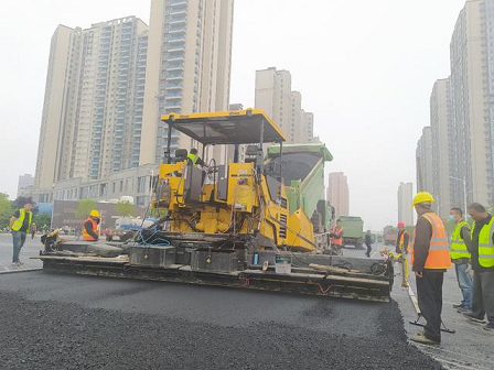 南阳城区三条道路封闭施工：今日范蠡路沥青摊铺完成