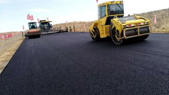 新疆首条沙漠高速公路开始铺沥青啦