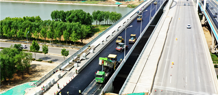 济宁内环高架地面道路全面展开沥青铺装施工