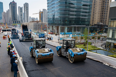 北横通道西段工程高架段今日奇观：无人驾驶摊铺沥青