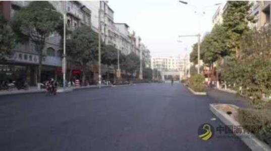 岑溪第一条彩色沥青路诞生 永安路“大变身” 颜值杠杠的！