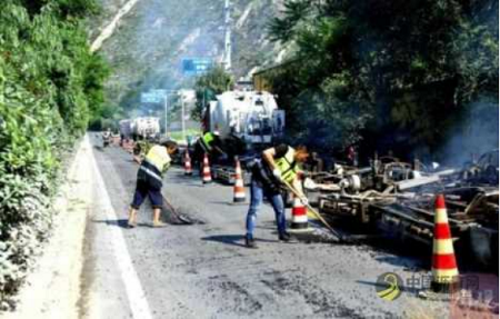 打破修路必堵魔咒，汶川公路养护用上就地热再生技术
