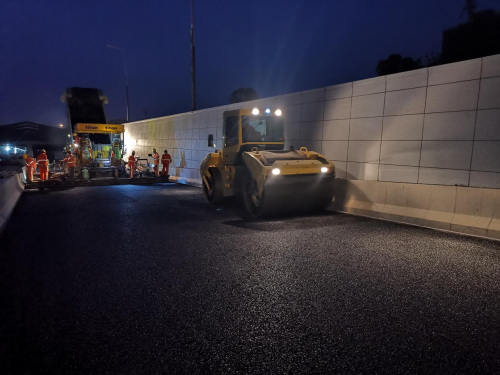 中交一公局二公司苏州漕湖大道一标主线隧道首次进行沥青面层摊铺