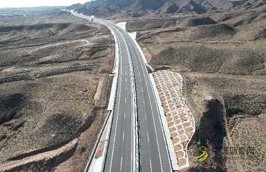 中国首条穿越沙漠腹地高速——乌玛高速青铜峡至中卫段正式通车