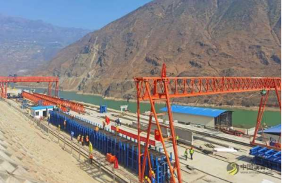 中铁四局沿江高速JN4标首片40米预制T梁顺利浇筑完成