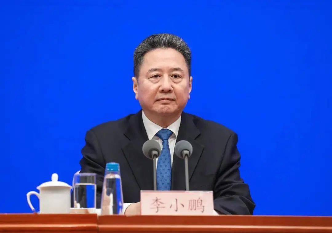 李小鹏主持召开部务会