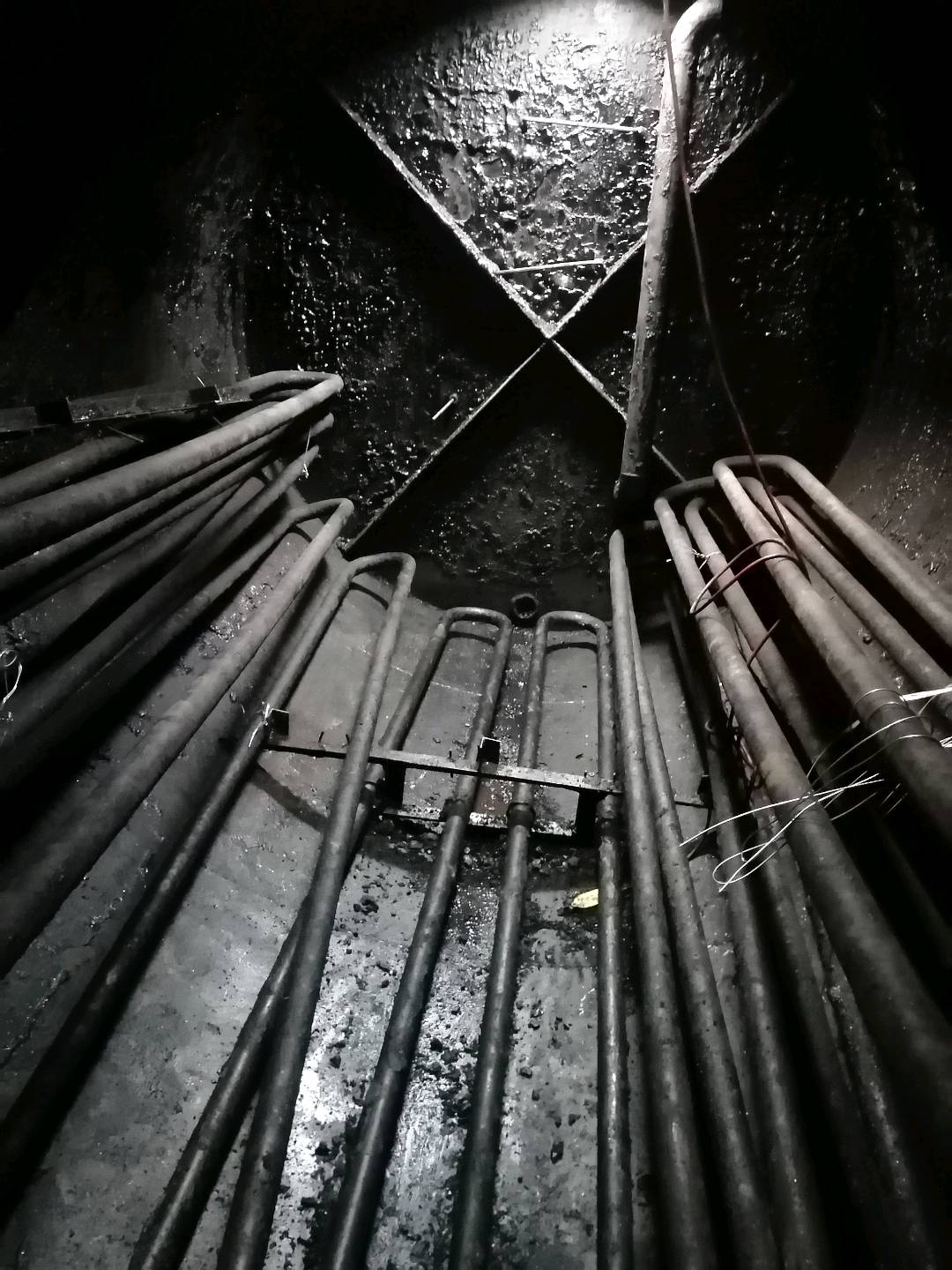 专业清理沥青罐（针对导热油管道加温不畅，管道结渣，管道漏油），专业的团队，自带工具，你的需要便是我的服务。电话，15833293485